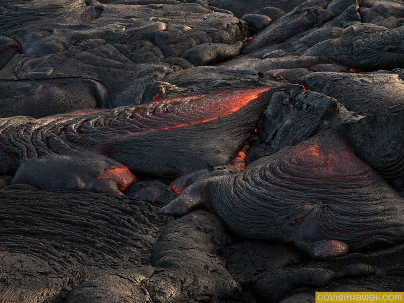 How Does a Pahoehoe Lava Flow Form and Transition?